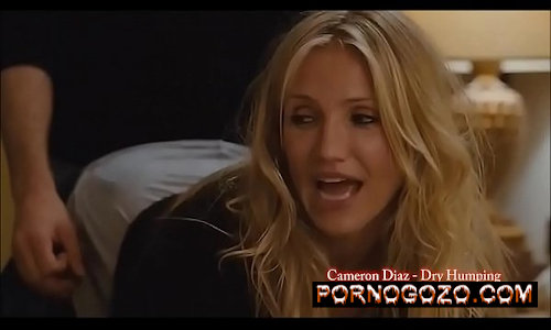 Cameron Diaz filme porno milf loira com a bunda empinada de quatro pro novinho na cama cheia de tesão