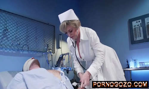 Sexo com enfermeira  gostosa peituda Milf domina transando com o paciente